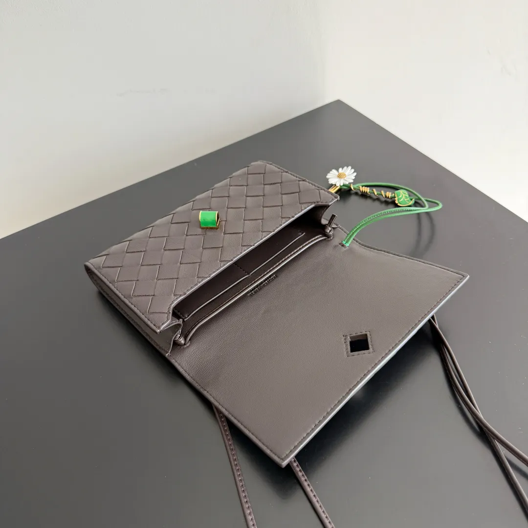 Batch 1560 Bottega Veneta2025 new product Daisy Andiamo bag, classic woven crossbody bag, thin shoulder strap is more casual, especially the small pendant design this time, daisy + green leaves + small gold chain, add a playful and smart look to the tough leather🌼Metallic button and knot closure, simple but not simple, elegant texture, elegant weaving attitude. You can also decide how to carry the bag according to your outfit and occasion. It can be used as a clutch bag, shoulder bag, or crossbody bag. It has a high usage rate. 😊Pair it with a simple skirt to instantly become relaxed and fashionable. Pair it with a smart suit to neutralize the formal feeling. It can be used for commuting and dating! Style number: 838870 (836940) Color: black brown Size: 19*12.6*2cm